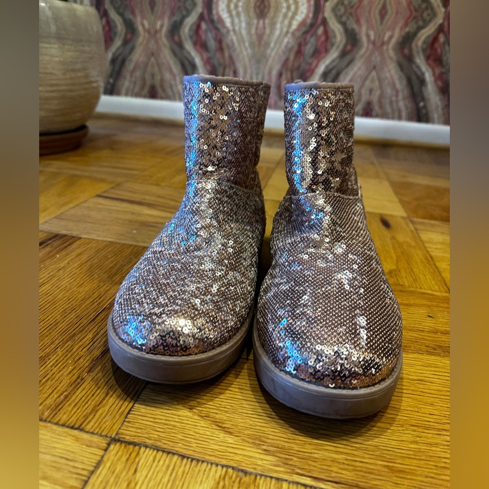 Sparkly Pink G by Guess sequence Booties with fake fur lining, Size 9.5